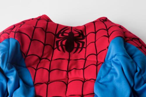 Spiderman-kostuum uitgestald tijdens het Babar-superheldenfeestje
