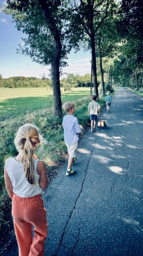kinderen volgen de schatzoeker tijdens een speurtocht op zoek naar de juiste sleutel
