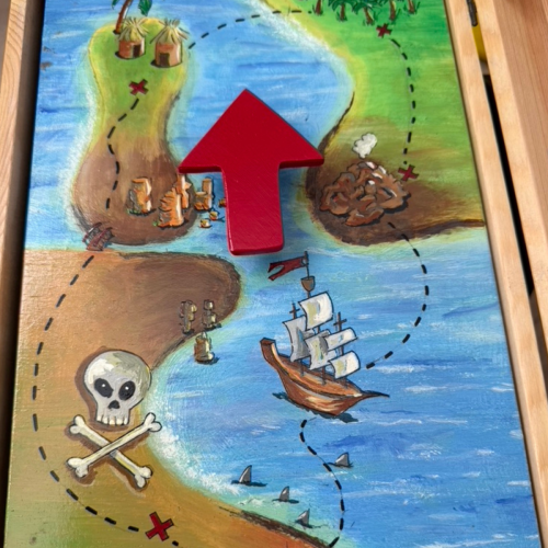 close-up van de schatzoeker met het piratenverhaal tijdens een spannende speurtocht van Babar