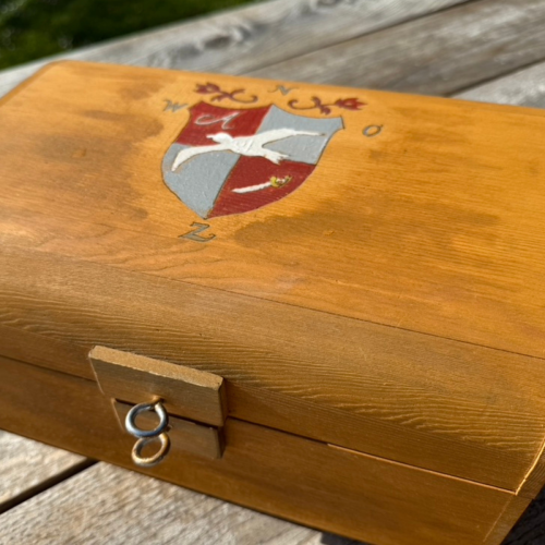 schatkistje uit het piratenverhaal dat kinderen moeten vinden met de schatzoeker van Babar