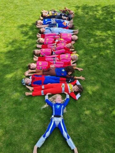 Groep superhelden poseert trots tijdens het Babar-superheldenfeestje