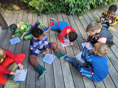 Superhelden in actie tijdens een spel met de superheldenkoffer van Babar