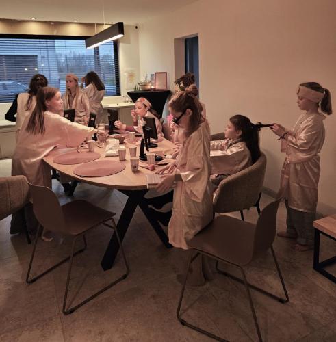Groep sjieke madammen actief bezig met Babar's koffer