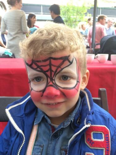 Kind met Spiderman-schmink tijdens het Babar-superheldenfeestje