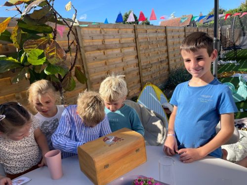 kinderen openen de schatkist na een speurtocht met de schatzoeker en gevonden sleutel