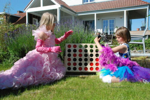 Prinsessen spelen reuzenspel 4 op een rij