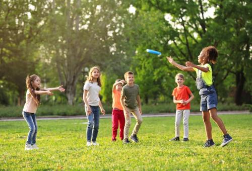 kinderen spelen op grasveld familie speelkoffer babarkoffers