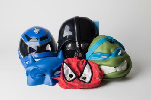 Kinderen dragen superheldenmaskers tijdens het Babar-superheldenfeestje