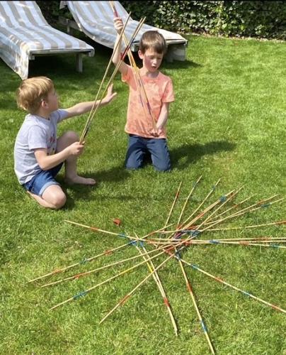 kinderen spelen reuze mikado familie speelkoffer babarkoffers