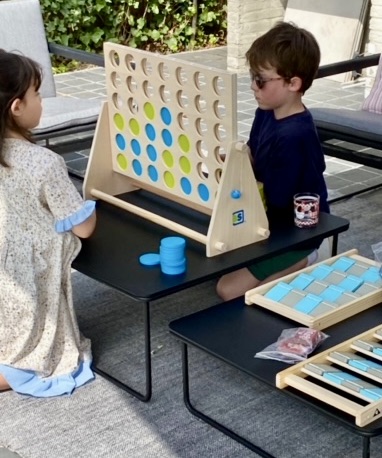 kinderen spelen vier op een rij xxl familie speelkoffer babarkoffers
