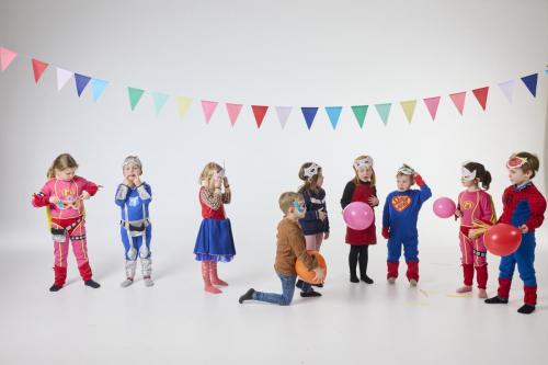 Groep superhelden poseert tijdens het Babar-superheldenfeestje
