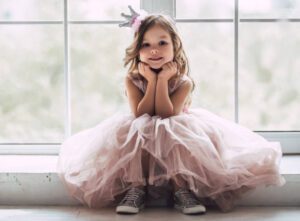 meisje verkleed als prinses op een prinsessenfeestje voor kinderen