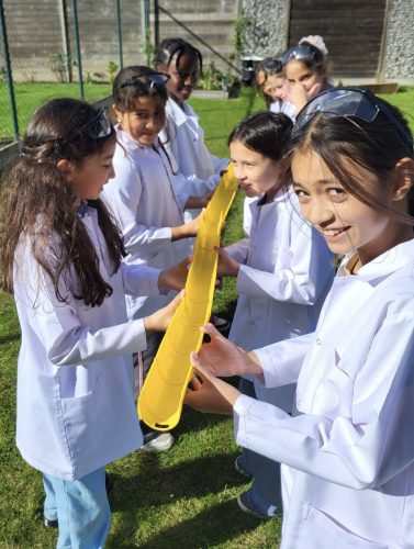 Bal doorgeven met buizensysteem – ruimtefeest Ontplofte Vulkaan