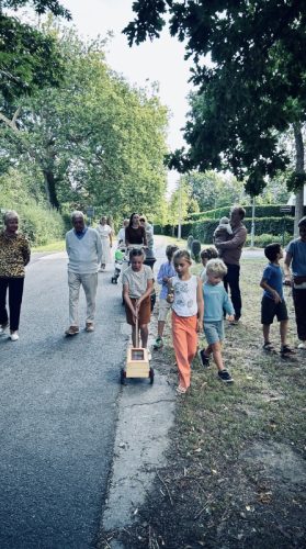 familie met kinderen ouders en grootouders op speurtocht met de schatzoeker