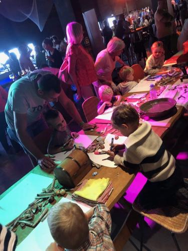 Kinderen in Actie met het Versieren van Schelpen
