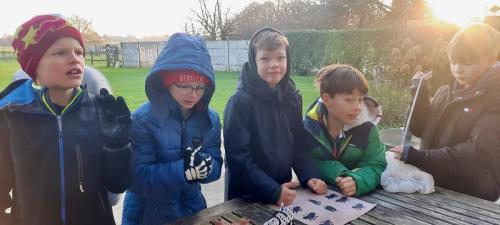 spel bij regenweer stoere jongenskoffer babarkoffers verdwenen vliegtuig