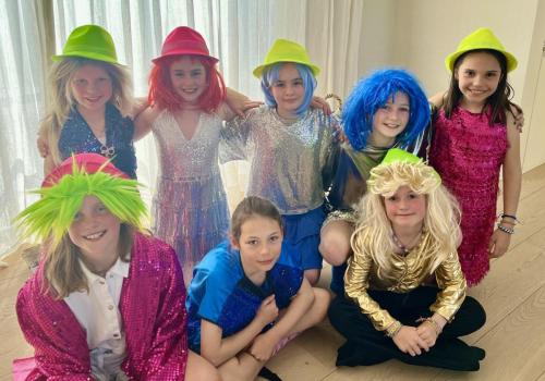 Discofeestje met groep vriendinnen op het verjaardagsfeestje