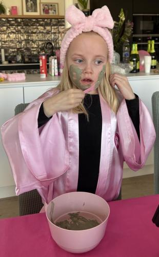 meisje roze badjas sjieke madammenkoffer babarkoffers