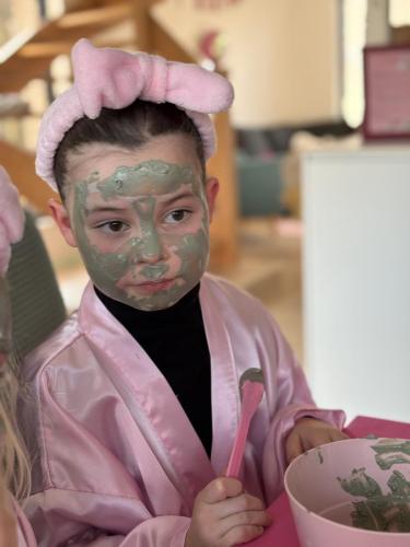 meisje met kleimasker kinderfeestje babarkoffers