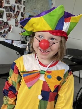 kind verkleed als clown circuskoffer babarkoffers feestje
