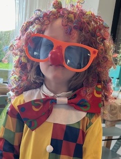 clown met grote bril circuskoffer babarkoffers kinderfeestje