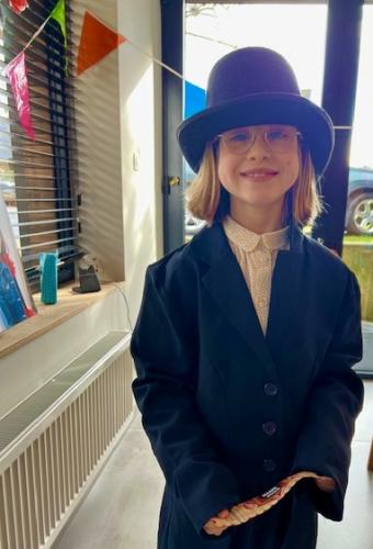 blij meisje op circus kinderfeestje babarkoffers