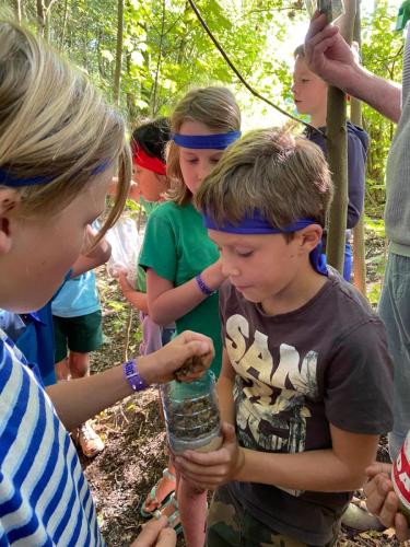 overleg in team jungle-opdracht babarkoffers stoere jongenskoffer