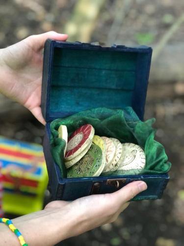 doos met amuletten stoere jongenskoffer babarkoffers verdwenen vliegtuig